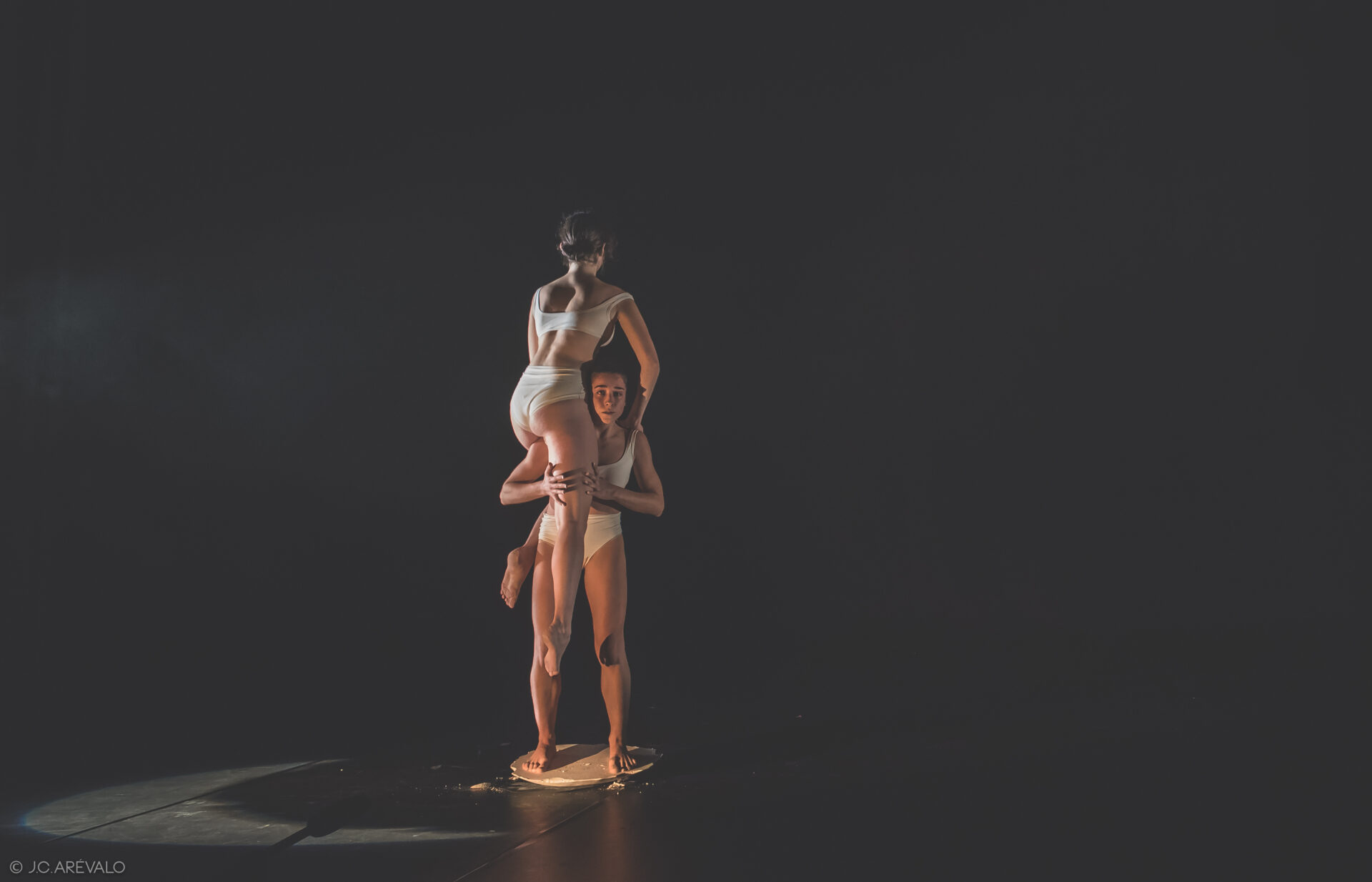 Tan a prop -Júlia Godino & Alexa Moya - JC. Arevalo